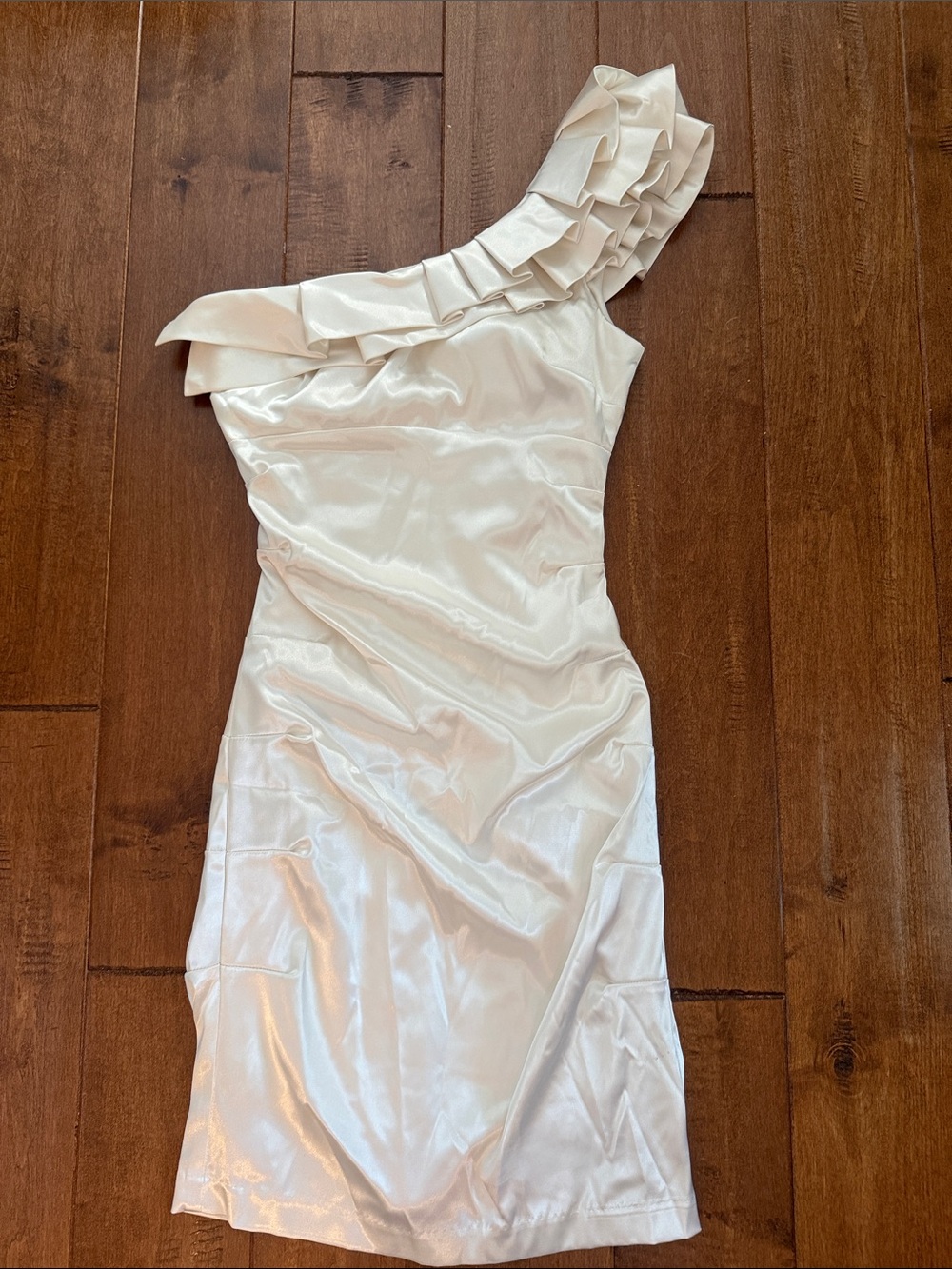 Stunning B Darlin Ivory satin Ruffle one shoulder Dress size 3/4 EUC PARTY